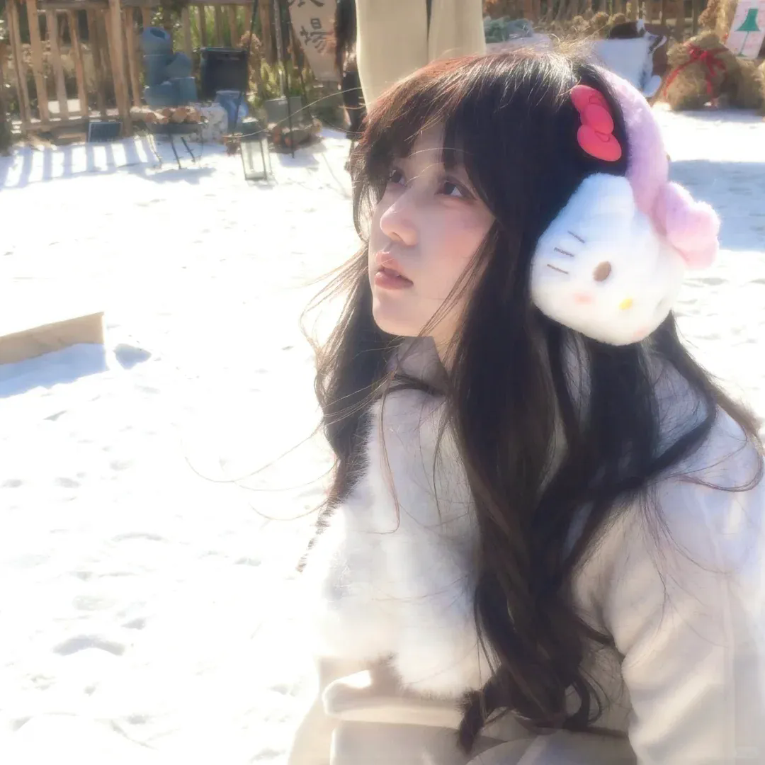 美食广场里的女高中生们在说啥